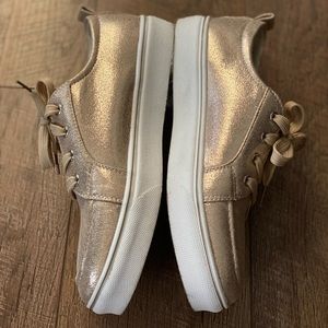 Metallic-colored front lace-up skate shoes